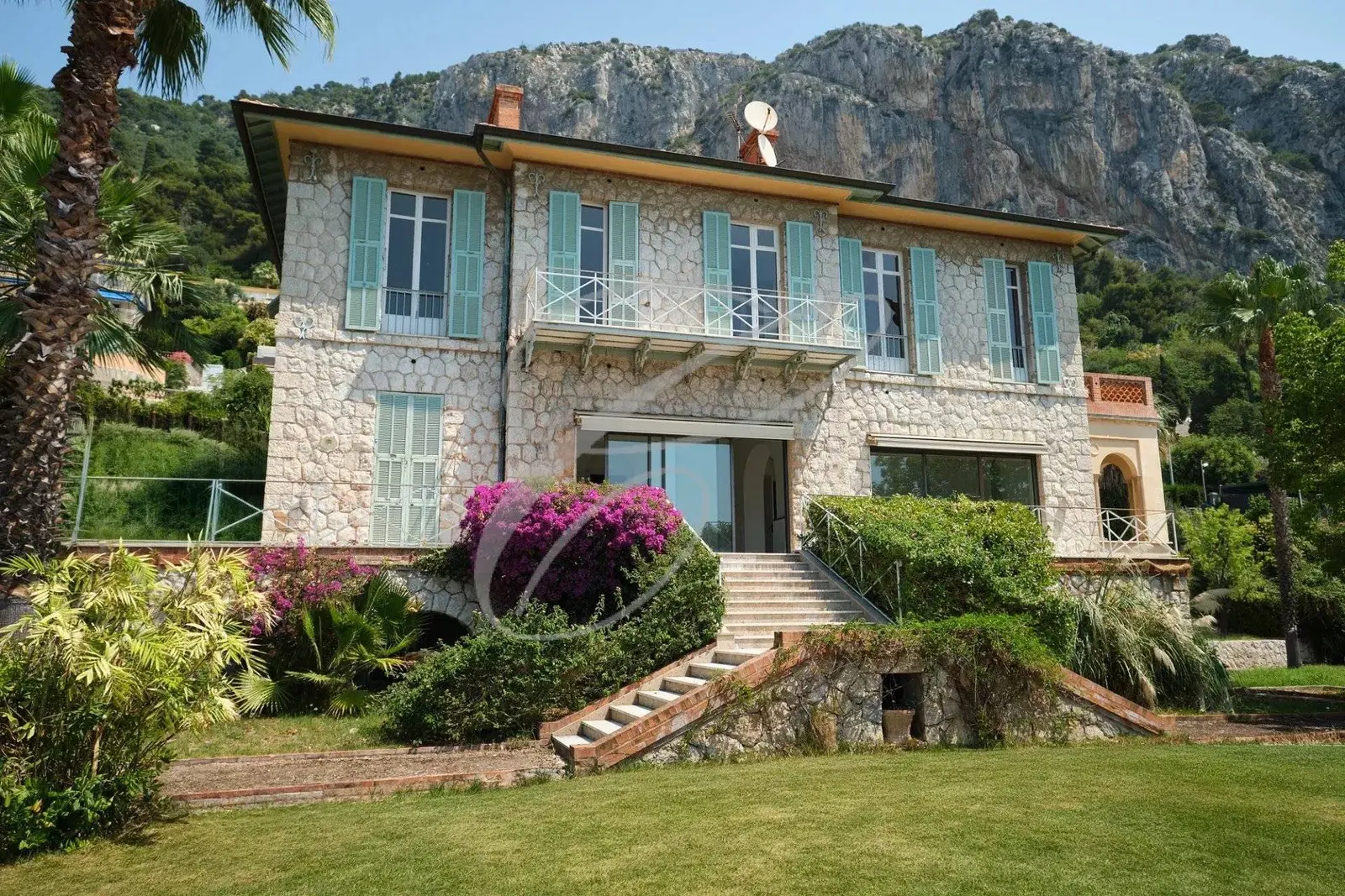 Menton Garavan — Property — photo 1