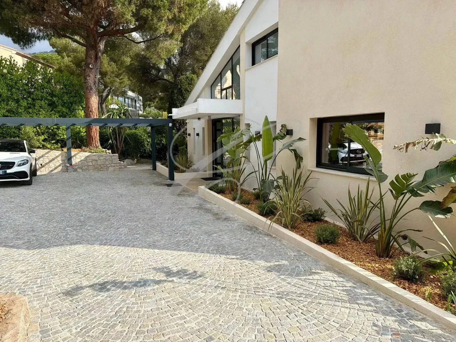 Roquebrune-Cap-Martin — Brand New Luxurious Contemporary Villa — photo 17